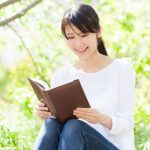 本を読みながら英語を学ぶ女性